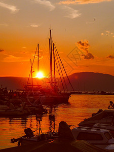 重看马林斯卡日落在克罗地亚岛马林斯卡海边看日落的老旧景象图片