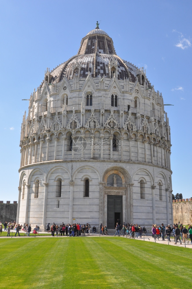 PISAITALY意大利比萨教堂浸礼会前的旅游者图片