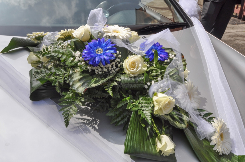鲜花束婚礼仪式上花束在车图片