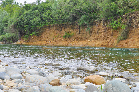 A河流带岩石的河流以水为焦点图片