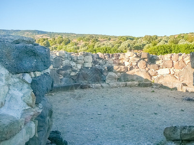 SunuxiNuraghe意大利撒丁岛古代SunuxiNuraghe巨土建筑的废墟背景图片