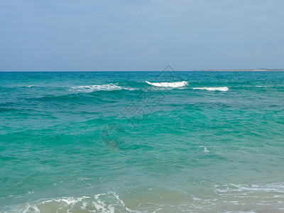 海水浪地平线和蓝天空的海浪图片