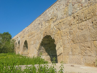 PortoTorres的罗马大桥意利萨丁亚州PortoTorres的古罗马大桥废墟背景图片