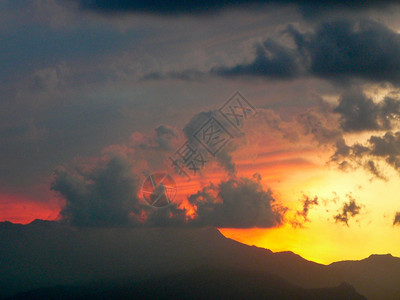 红日落云和山峰天线图片