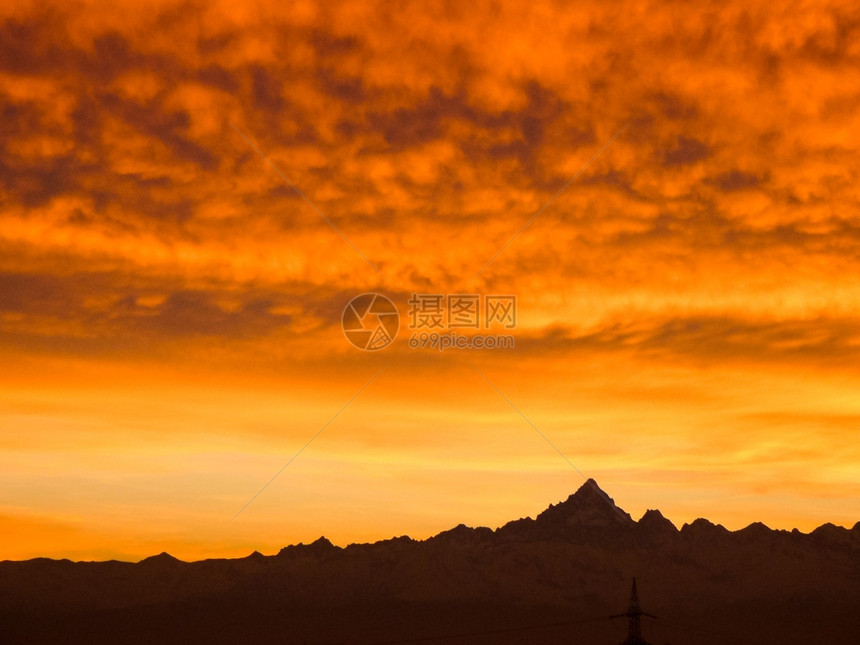 红日落云和山峰天线图片