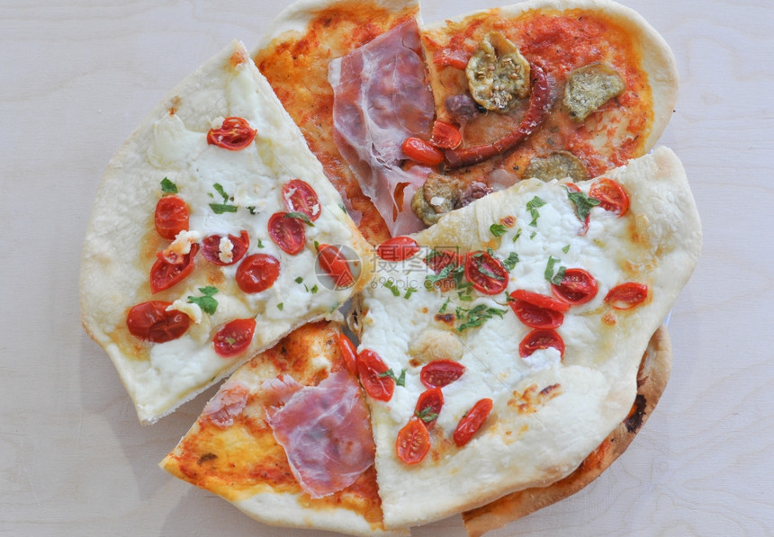 意大利比萨传统比萨配有番茄莫扎雷拉奶酪蔬菜和火腿的意大利传统比萨图片