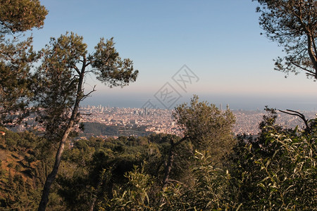 巴塞罗那市周围山丘的巴塞罗那空中观察背景图片