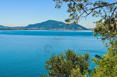 Iseo湖的人类发展报告意大利Iseo湖全景的高度动态范围HDR图片