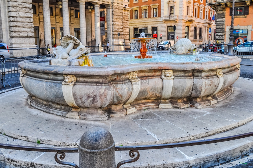 罗马柱廊广场高动态范围HDR喷泉在广场Colonna广场设计的贾科莫德拉波尔塔和雕刻罗科罗西在1577年在意大利罗马图片