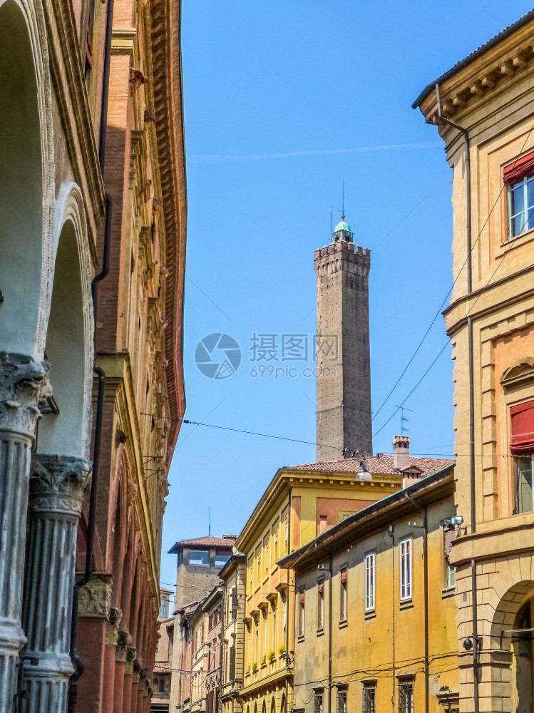 博洛尼亚的HDR中世纪塔楼高动态范围HDRTorreGarisenda和DegliAsinelliTower位于意大利博洛尼亚埃图片