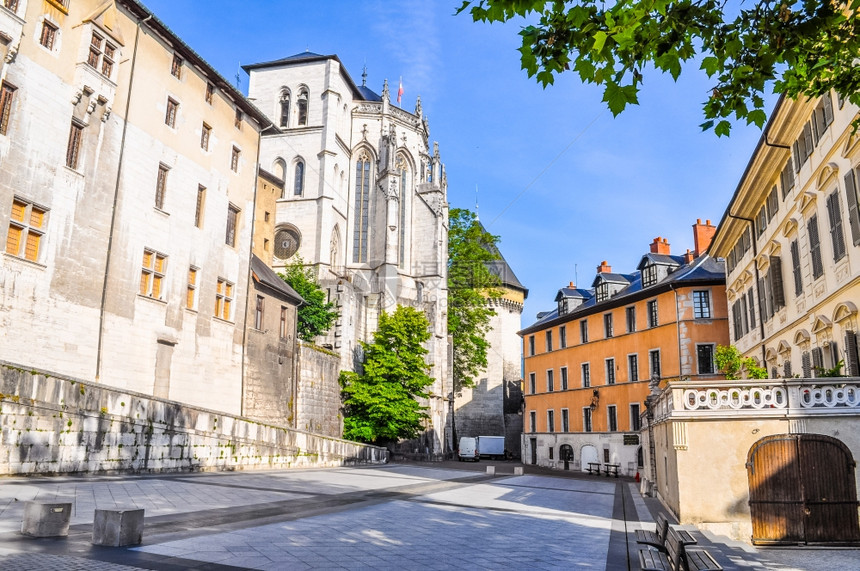 法国圣公会萨沃伊爵城堡和圣礼教堂高动态范围HDR图片