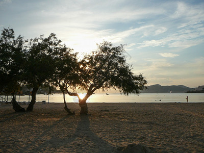 SantaPonca海滩的景象西班牙SantaPonca海滩的日落图片
