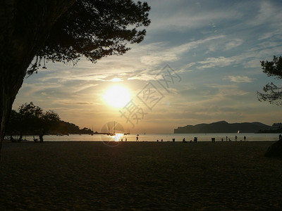 SantaPonca海滩的景象西班牙SantaPonca海滩的日落图片
