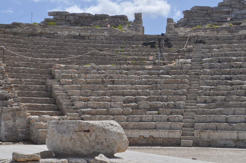 意大利塞加斯塔古希腊两造剧院的废墟图片