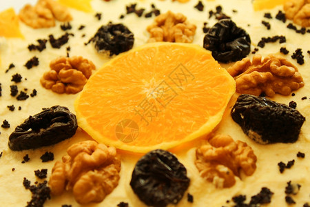 用橘子坚果和梅来缝上美味的馅饼图片