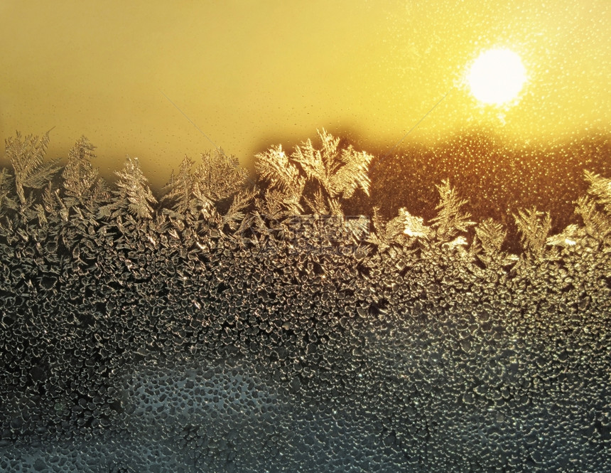 寒冷的自然形态和冬季窗口的阳光图片
