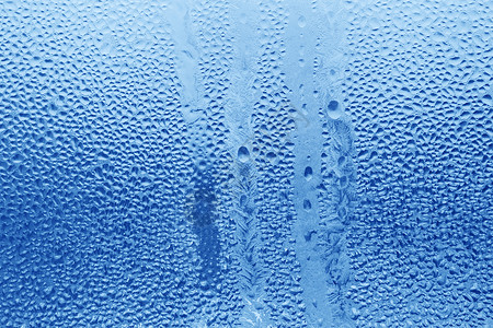 玻璃窗上的自然冷冻水滴图片
