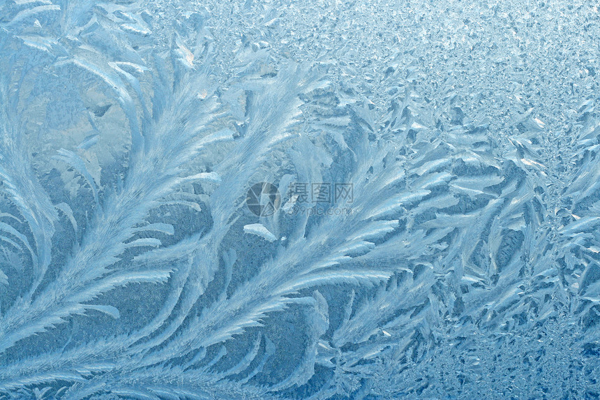 冬季窗玻璃上的霜冻自然形态图片