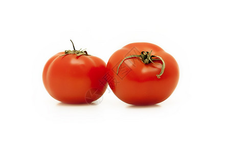 白色背景的两份红甜番茄图片