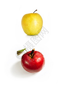 白色背景上的红苹果和黄色图片