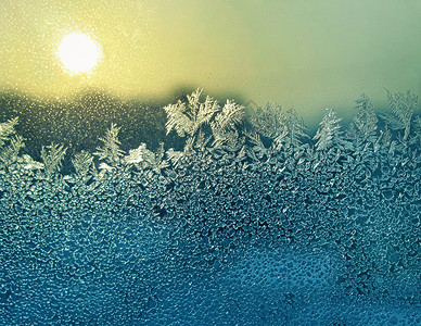 寒冷的自然形态和冬窗玻璃上的太阳图片