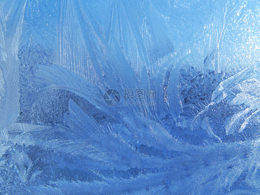 冬季窗口上的霜冻自然形态图片