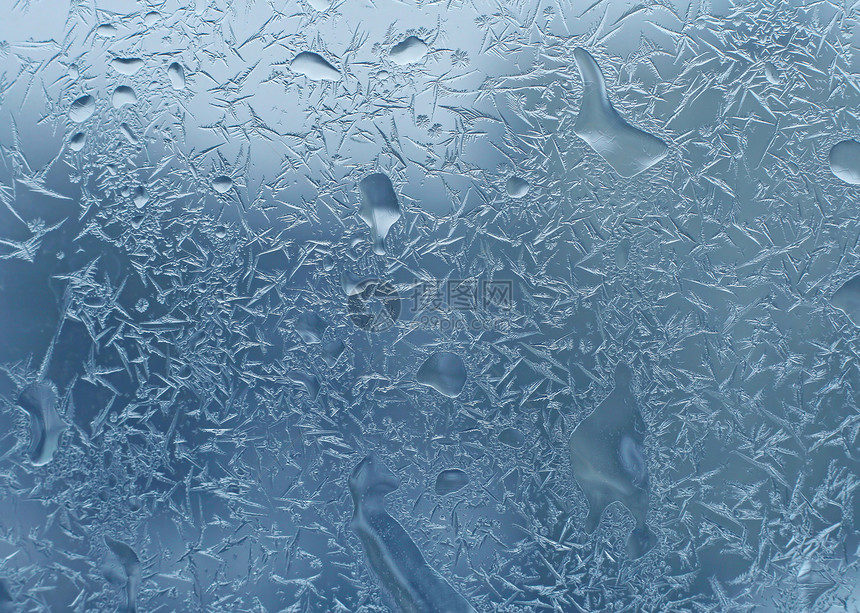 带霜和水滴的窗口玻璃图片
