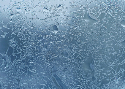 带霜和水滴的窗口玻璃图片