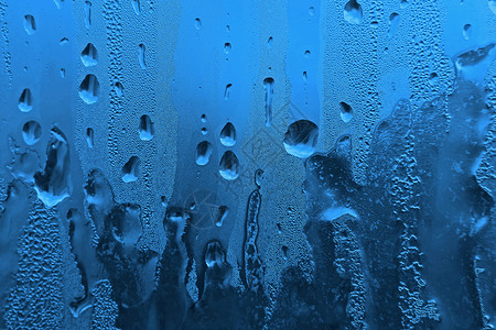 有水滴和霜冻的窗口玻璃图片