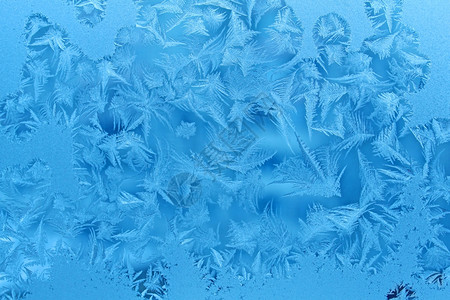 冬季玻璃质地上的冰层紧贴于冬季玻璃质地的冰层高清图片