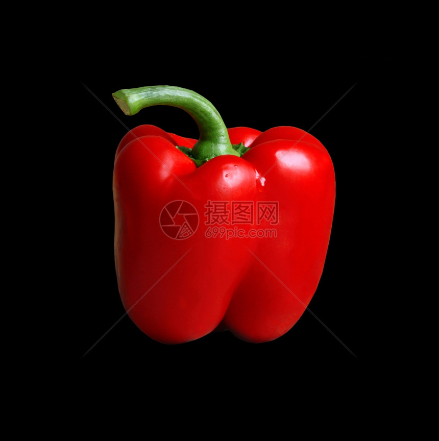 黑色背景的红甜辣椒图片