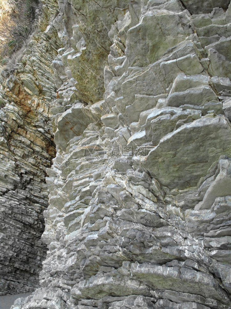 黑山沉积岩石的救援图片