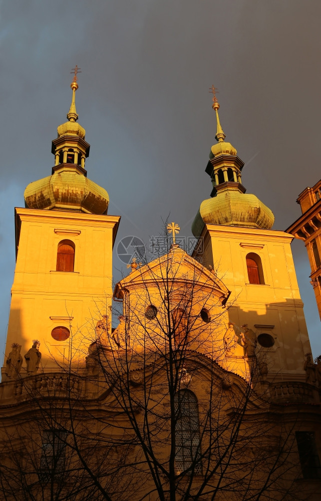 捷克布拉格冬季云天上的圣哈维尔太阳教堂图片