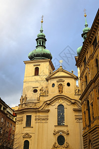 捷克布拉格冬季云天上的圣哈维尔教堂图片