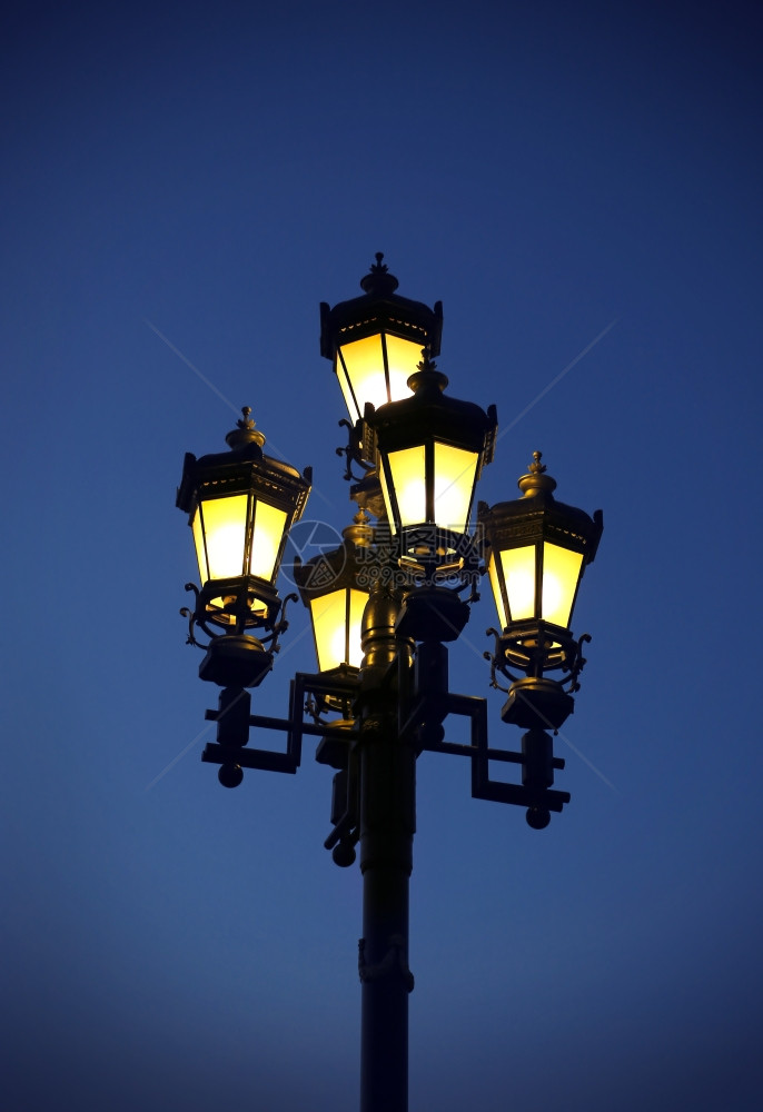 青蓝天空之夜的街道灯光图片