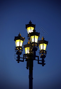 青蓝天空之夜的街道灯光背景图片