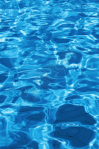 游泳池的水流图片