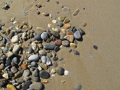 湿沙底带海石块的湿沙底图片