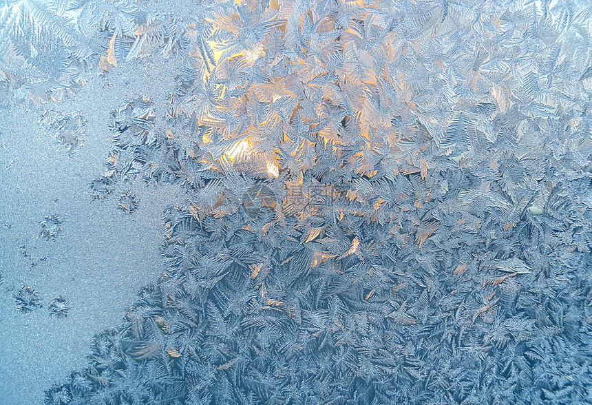 冬季玻璃上自然冰形态的图片