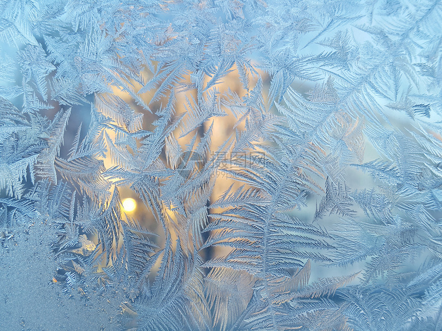自然冰形态和冬季玻璃上的阳光自然形态图片