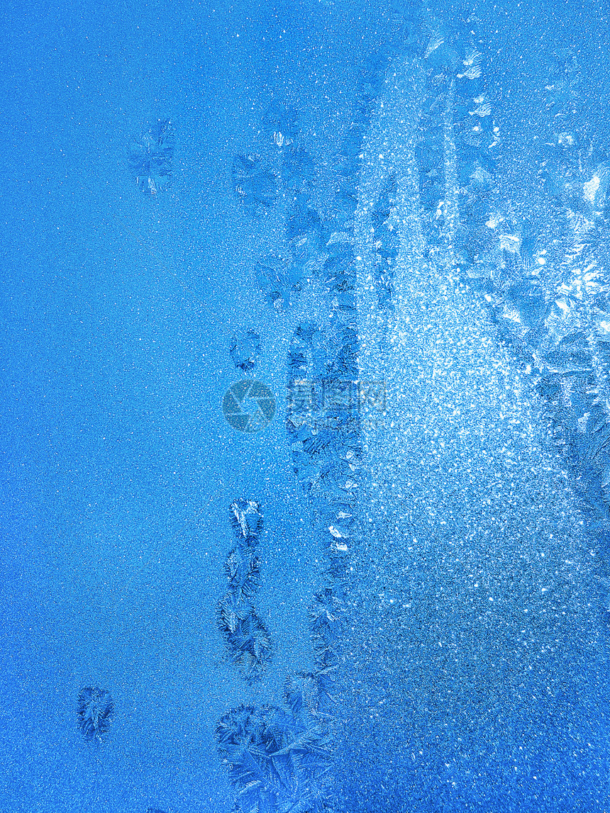 冬季玻璃上美丽的自然冰层形态图片