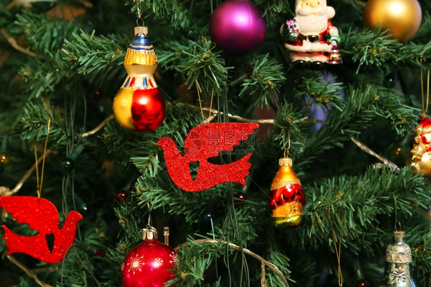 美丽的装饰关闭在faux圣诞树上图片