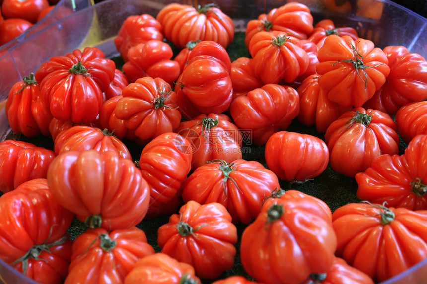超好吃的红番茄大在市场上图片
