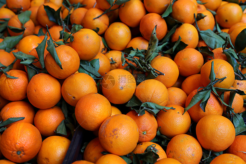 市场上采光亮的橘子图片