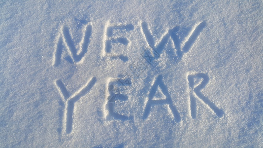 利用积雪背景的新年图片