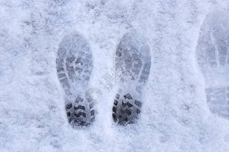雪底的鞋子标记图片