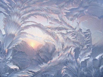 冬季玻璃上美丽的冰面图案图片