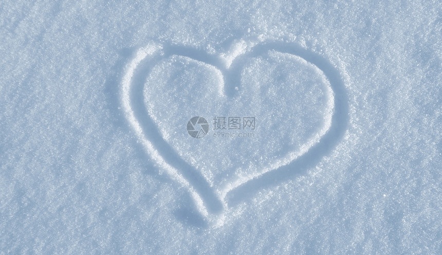 在白雪下画出心脏的形状图片