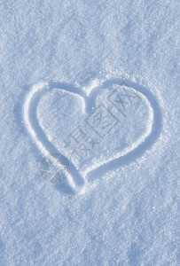冰冷心在白雪下画出心脏的形状背景