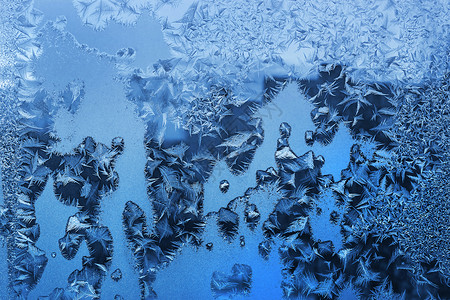 冬季玻璃上的自然冰结构闭合纹理图片